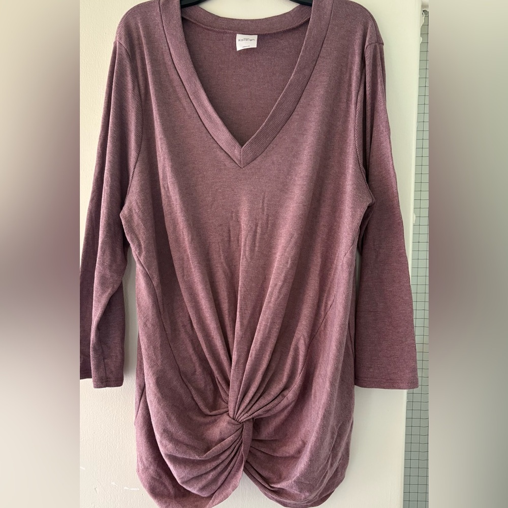 EUC Kaileigh Women's V-Neck twist front Top